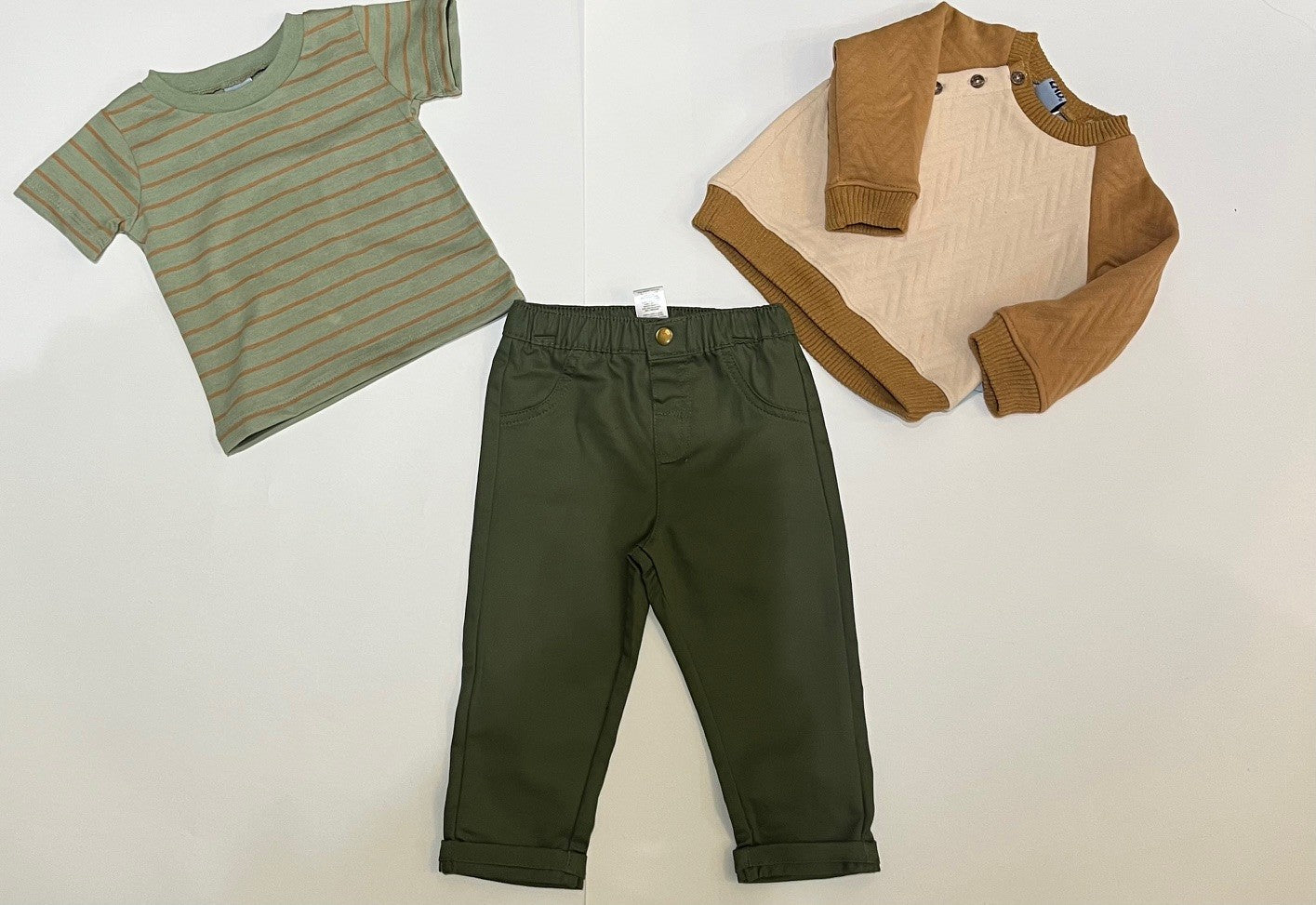 Ensemble 3 morceaux-chandail manche longue caramel/beige, t-shirt sauge ligné orangé et pantalon vert foret .