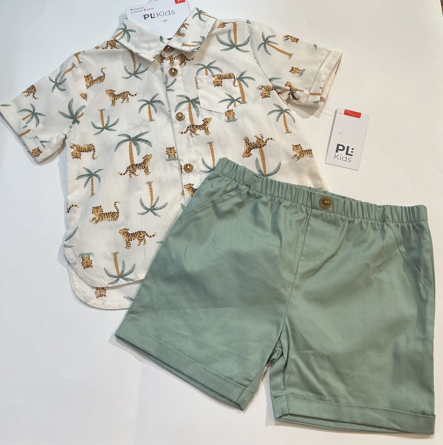 Ensemble 2 pièces comprend chemise imprimé tigre et palmier et short vert unis.