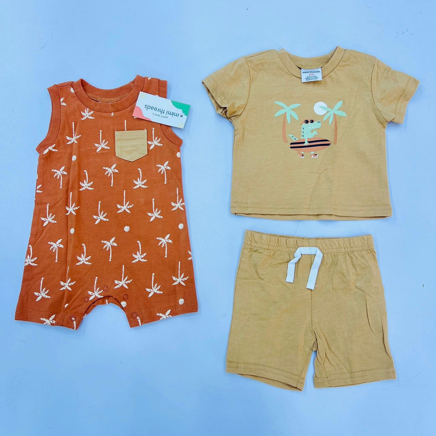 Ensemble trois morceaux jaune et orangé, t-shirt, short et barboteuse