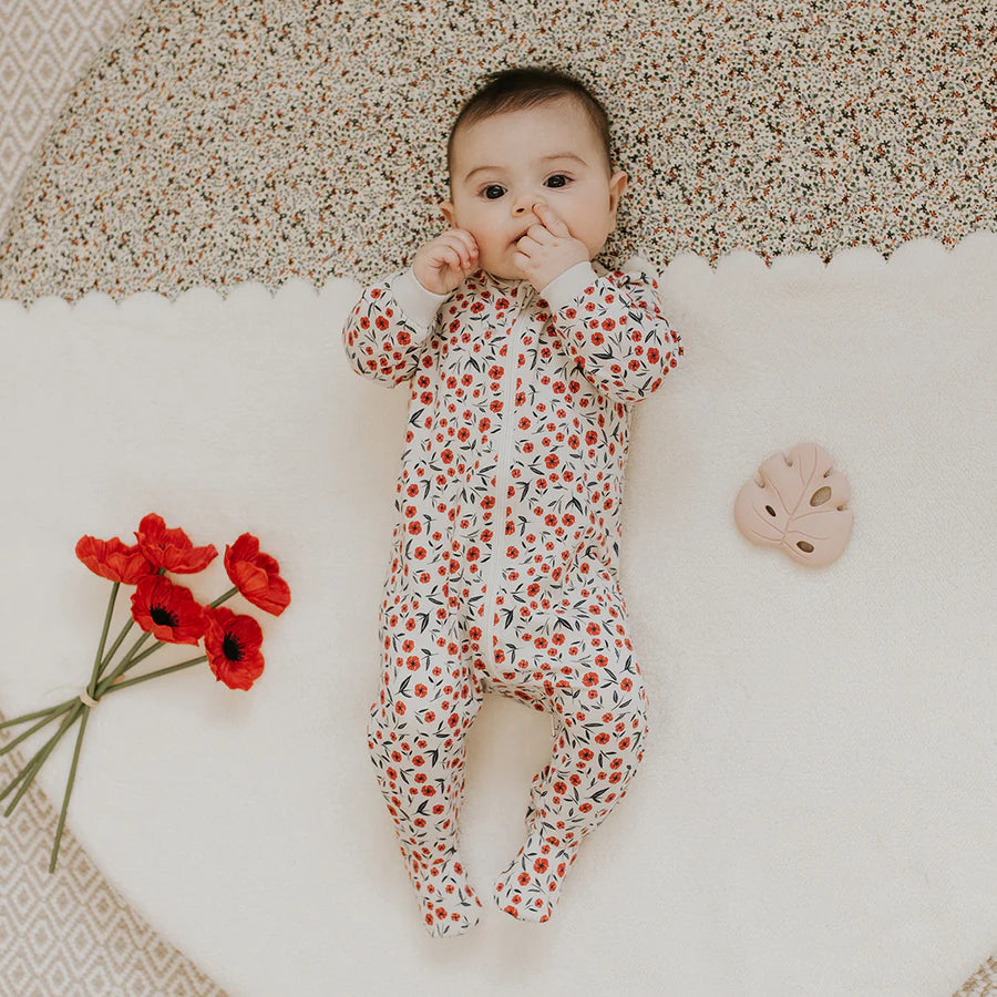 Pyjama à imprimé floral coquelicot sur dormeuse beige