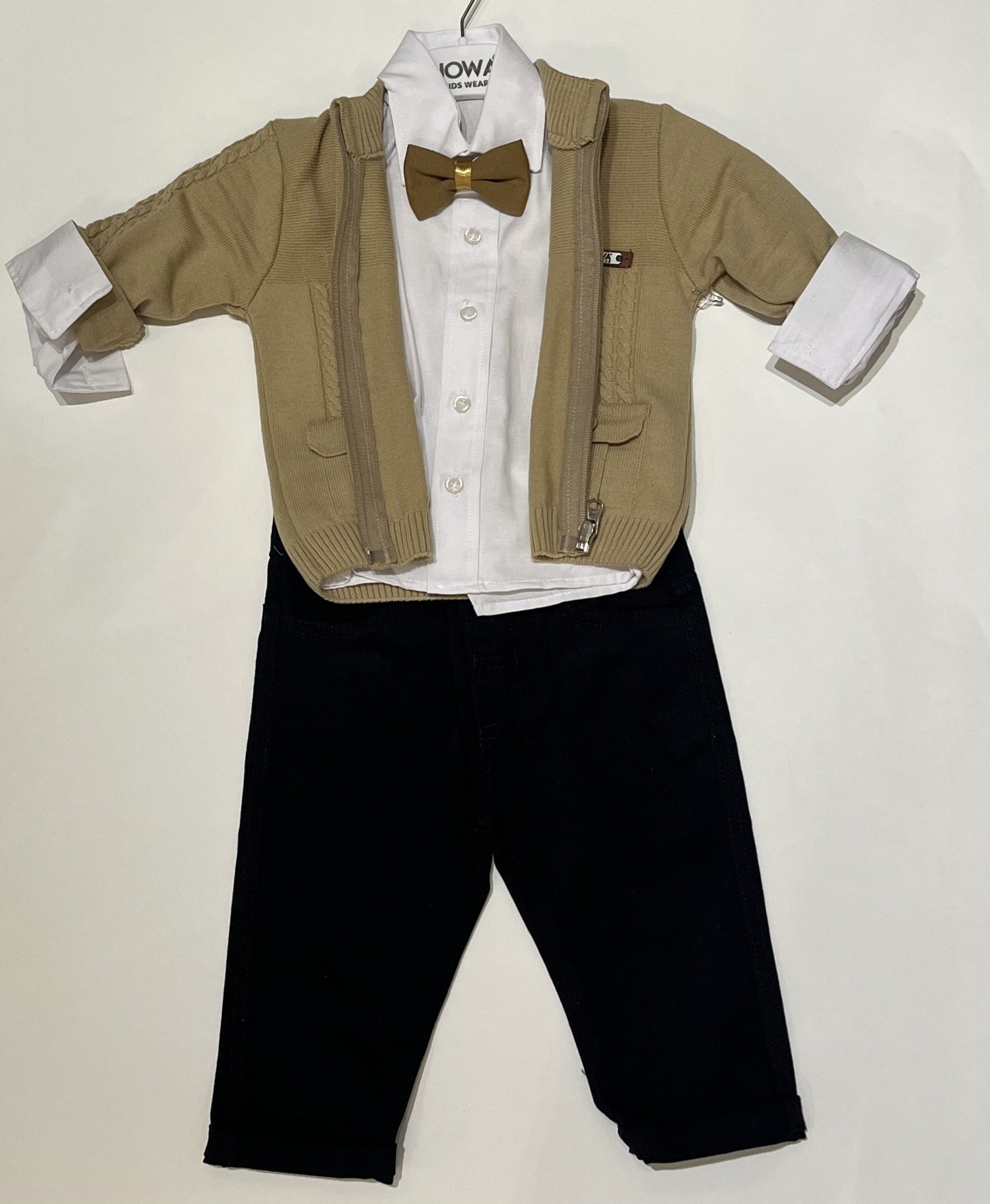 Ensemble élégant style ( gentlemen ) 4 pièces, beige, blanc, noir et ocre.