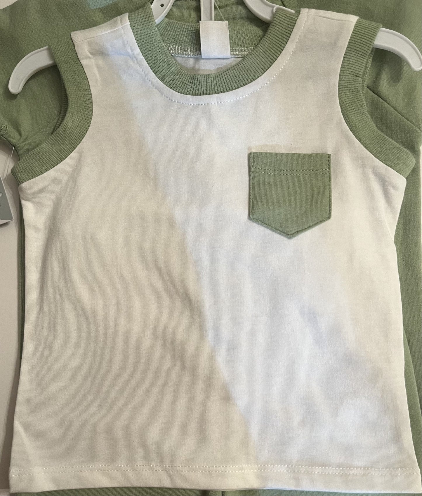 Ensemble 4 morceaux blanc et vert sauge, chandail, camisole, short et bas.