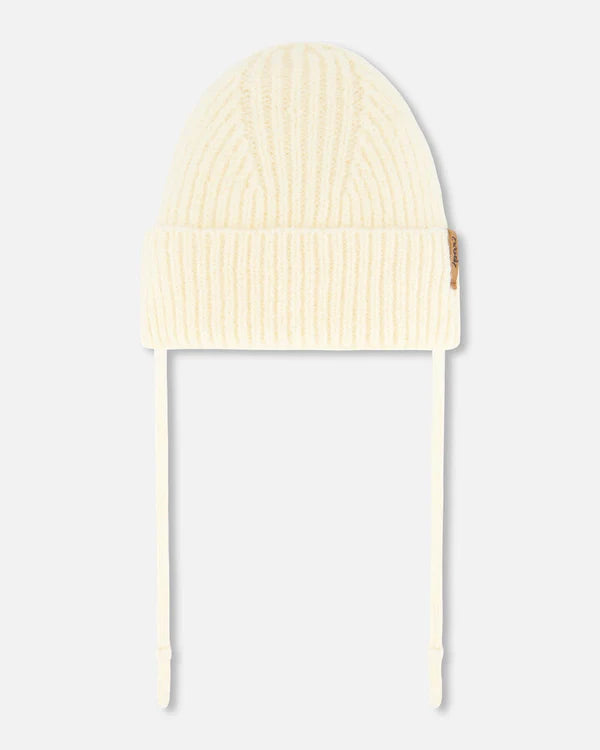 Bonnet tricoté blanc cassé avec cordons