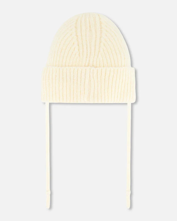 Bonnet tricoté blanc cassé avec cordons