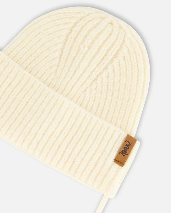 Bonnet tricoté blanc cassé avec cordons