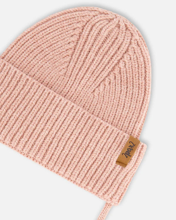 Bonnet tricoté vieux rose avec cordons