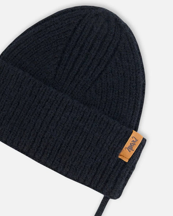 Bonnet tricoté noir avec cordons