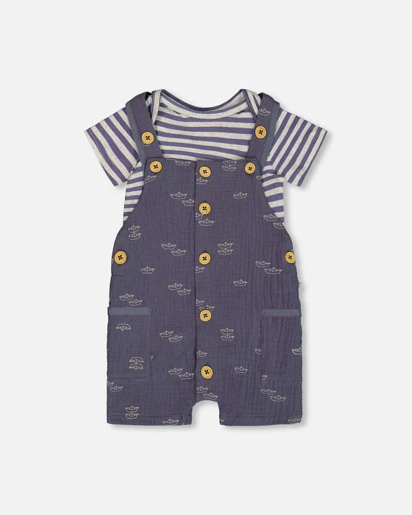 Ensemble cache-couche rayé et salopette courte bleu marine avec bateaux en papier