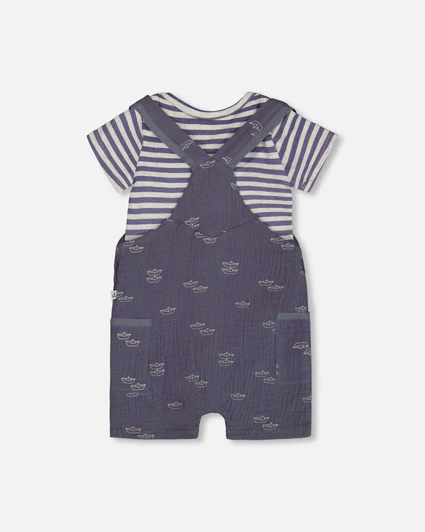 Ensemble cache-couche rayé et salopette courte bleu marine avec bateaux en papier