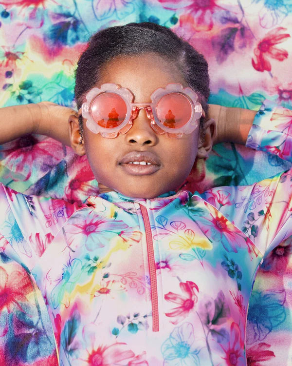Rashguard à manches longues imprimé avec papillons sur fond multicolore