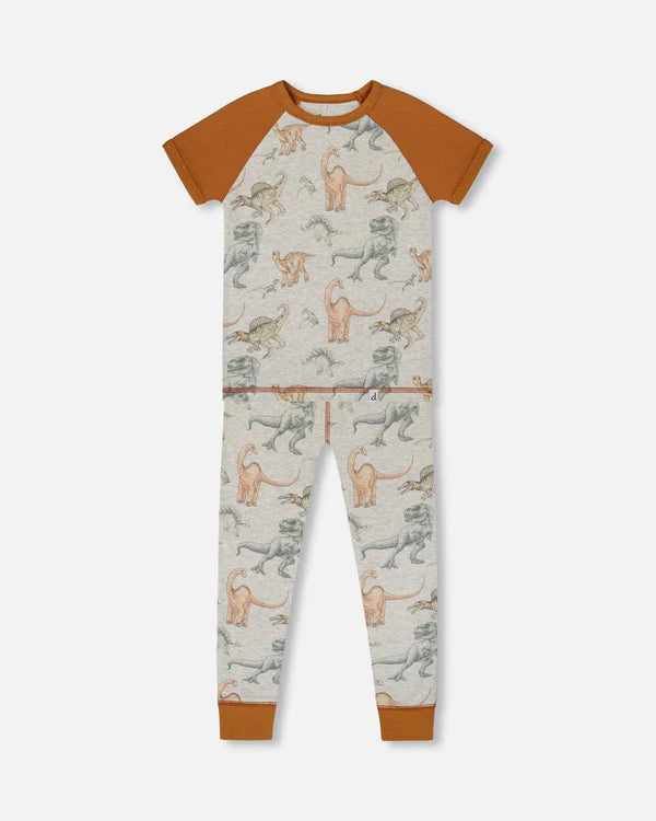 Pyjama deux pièces haut à manches courtes et pantalon dinosaures sur fond chamoiré et tan