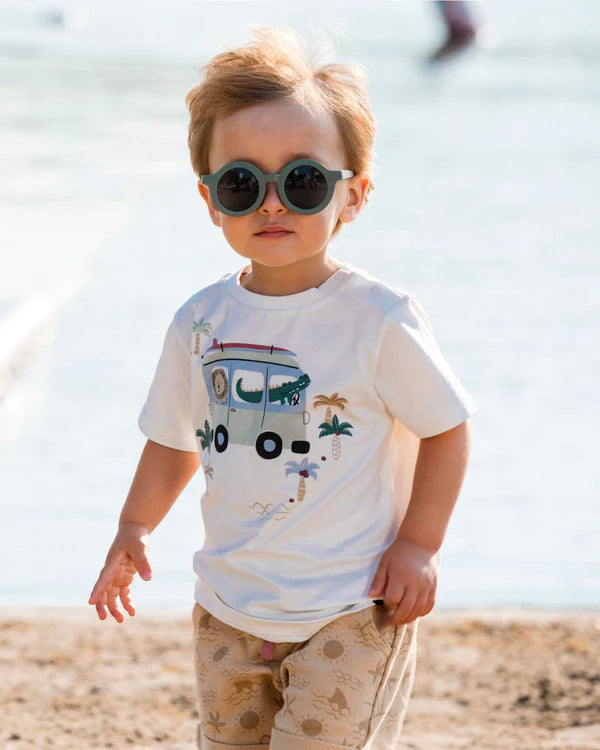 Ensemble haut à manches courtes et short en molleton beige avec palmiers et camion bleu