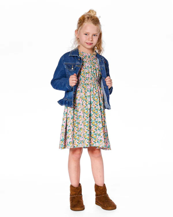 Veste en denim bleu avec ourlet à volants et broderies florales