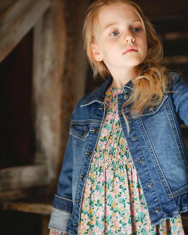 Veste en denim bleu avec ourlet à volants et broderies florales