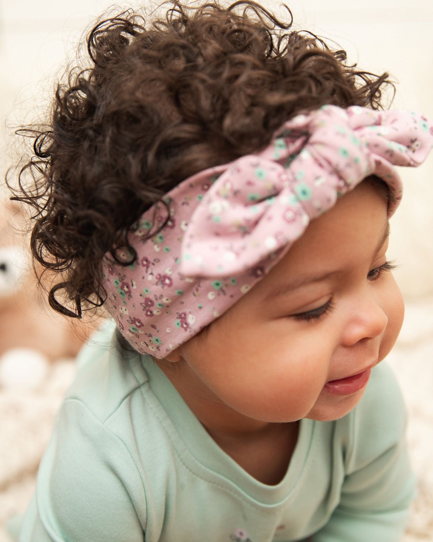 Ensemble bandeau et bavoir imprimé de petites fleurs mauves
