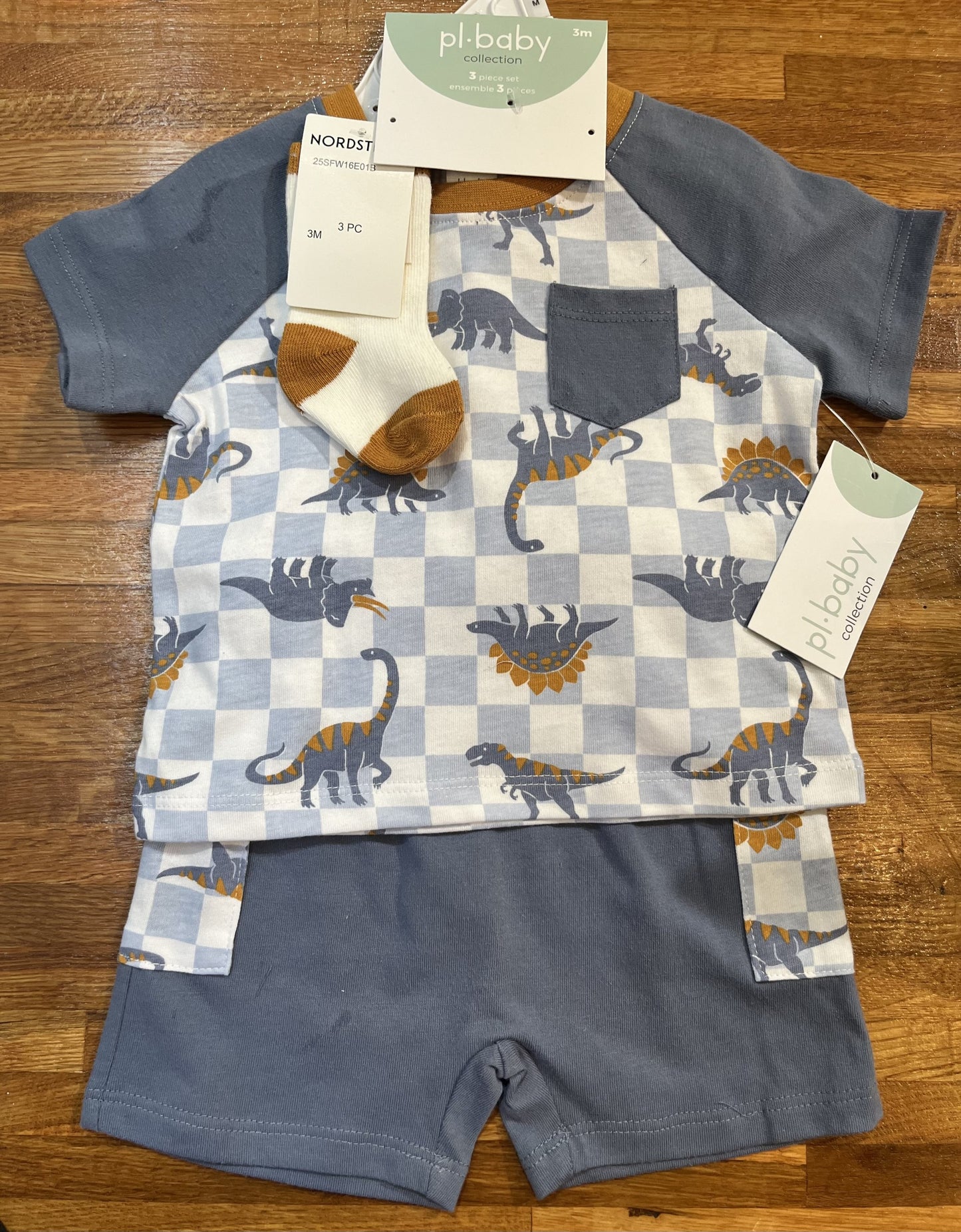 Ensemble 3 pièces pour bébé( chandail motif de dinosaures et short muni de deux poches latérales a motif de dinosaure et une paire de bas