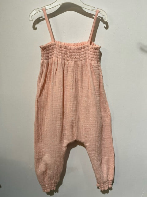 Ensemble de salopette saumon avec t-shirt blanc