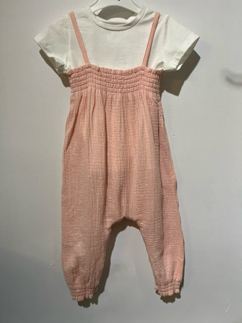 Ensemble de salopette saumon avec t-shirt blanc