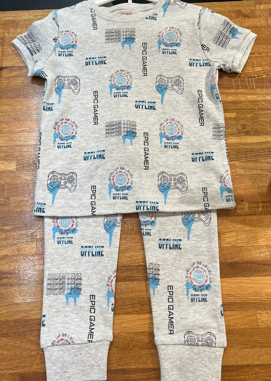 Pyjama 2 pièces avec imprimé manette de jeu, globes terrestres et des inscriptions.