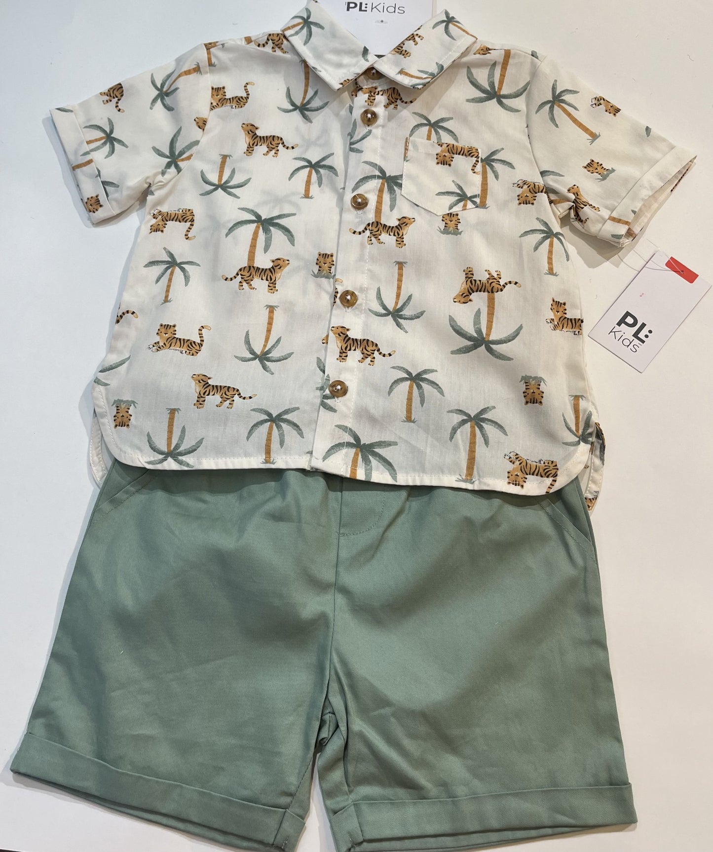 Ensemble 2 pièces comprend chemise imprimé tigre et palmier et short vert unis.