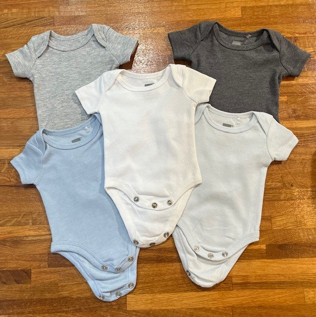 Cache couche garçon (unisexe) Blanc, bleu pâle, bleu, gris et gris foncé.