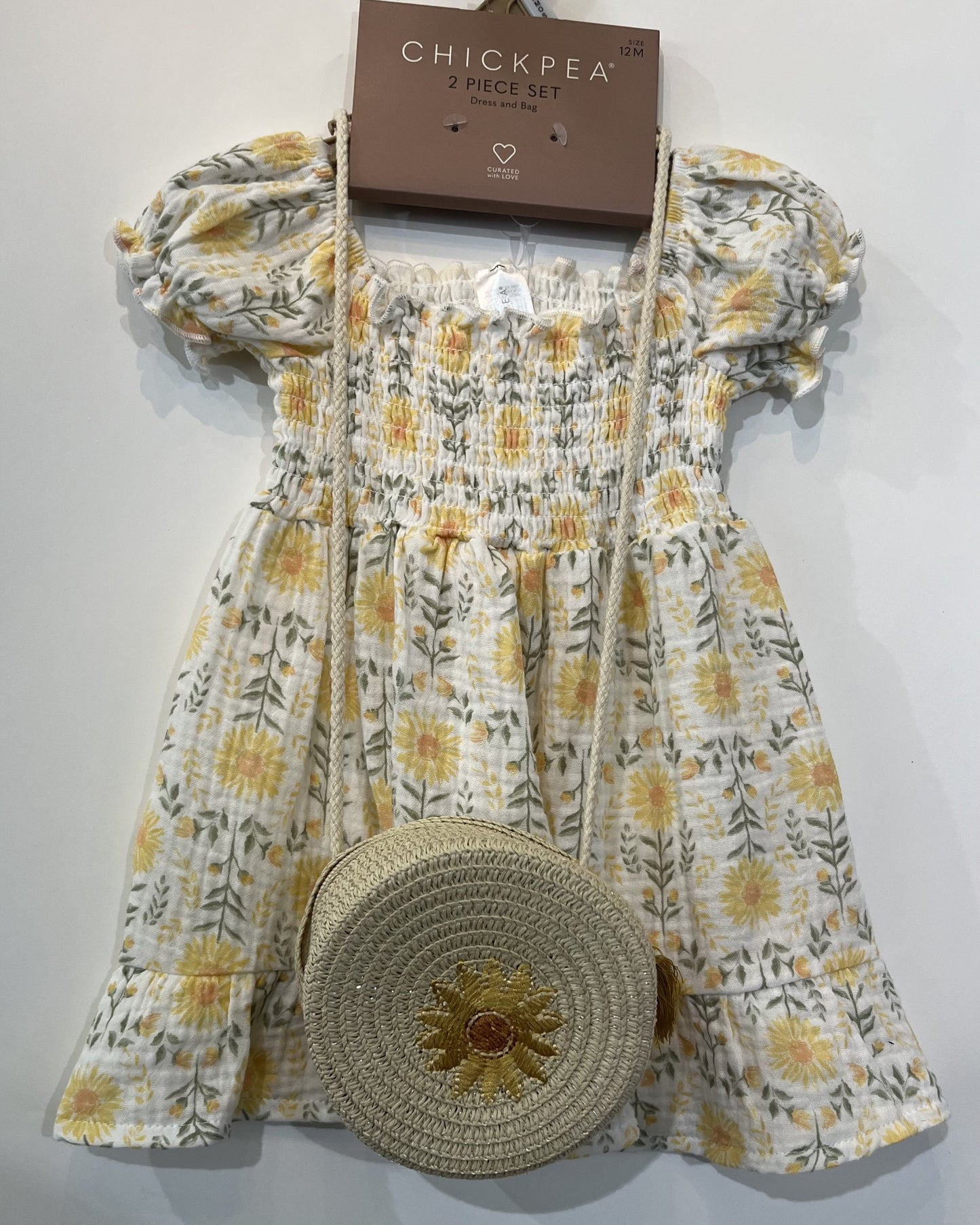 Ensemble Robe au fond blanc imprimé floral et sac a main.
