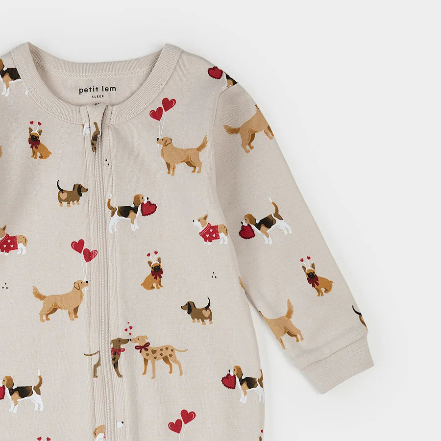 Dormeuse à motif amour de chiot sur un pyjama beige