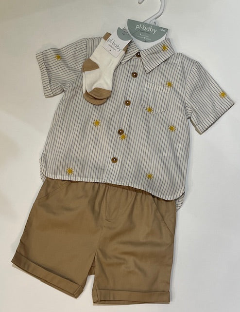 Ensemble bébé garçon composé une chemise manche courte rayé avec motifs petits soleils, un short beige et une paire de bas.