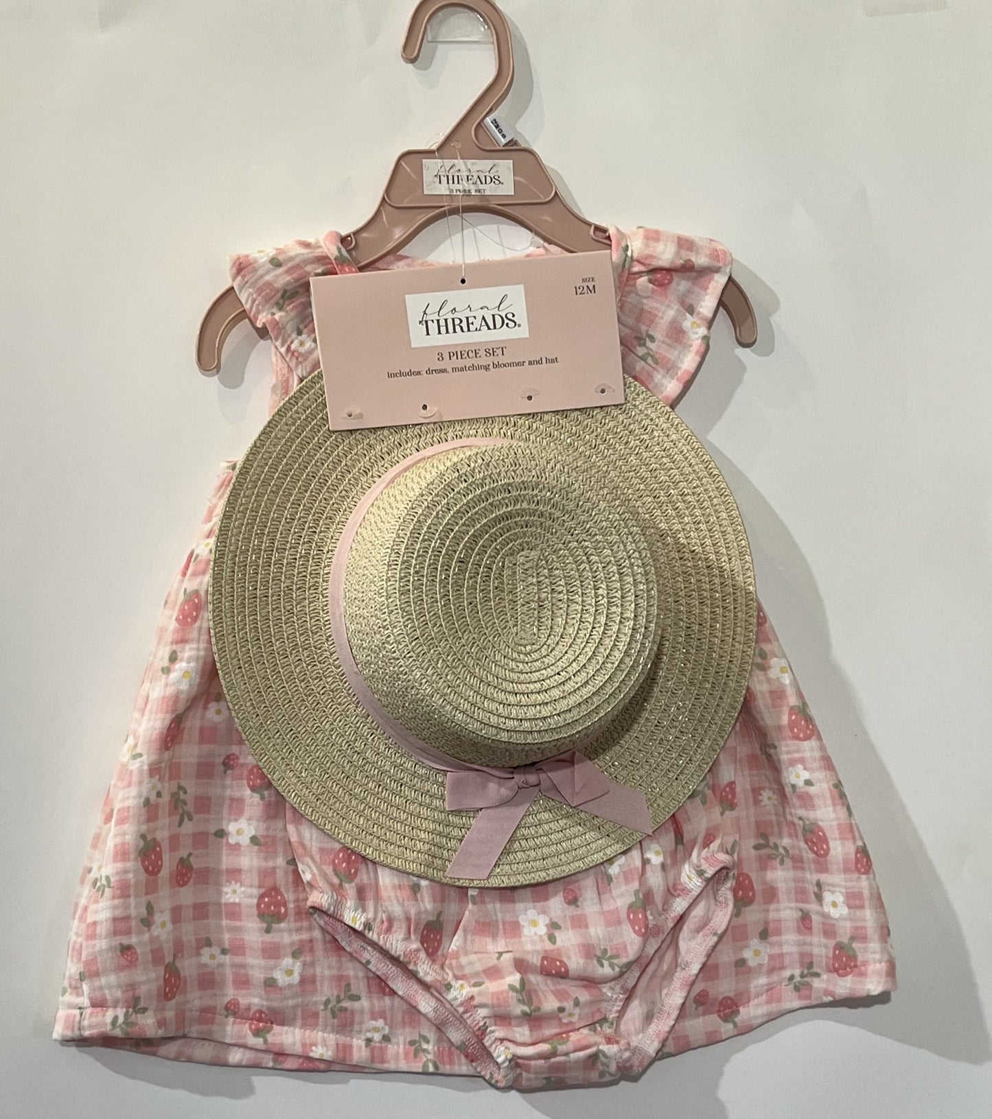 Ensemble 3 morceaux, robe a carreaux blanc et rose imprimé fraises, bloomer et chapeau de paille