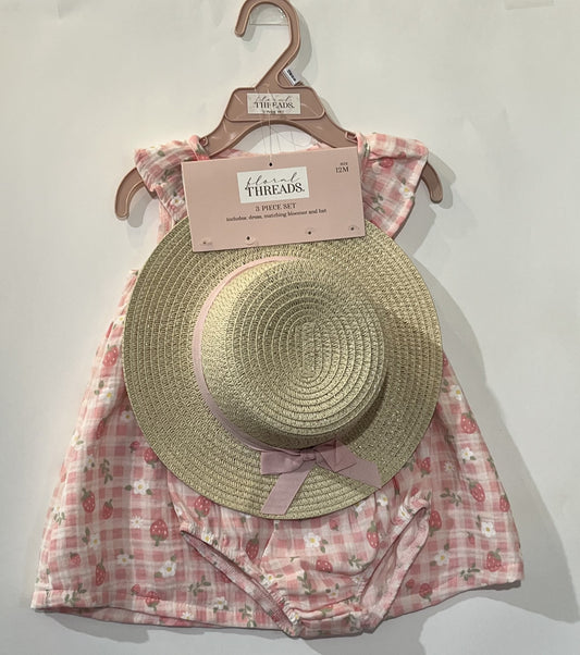 Ensemble 3 morceaux, robe a carreaux blanc et rose imprimé fraises, bloomer et chapeau de paille