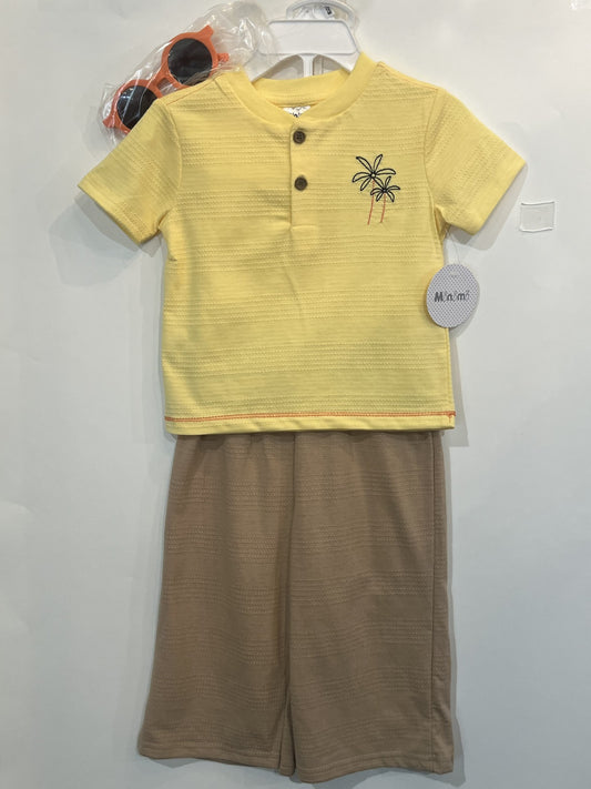 Ensemble 3 pièces haut jaune vif et d'un pantalon beige assorti et lunette de soleil.