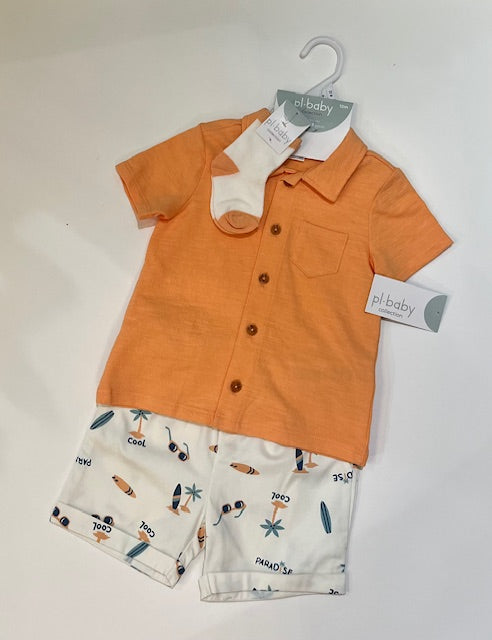 Ensemble 3 pièces comprend des bas une chemise orangé un short imprimé palmiers, planches de surf et lunette de soleil mots comme "COOL" et "PARADISE"l