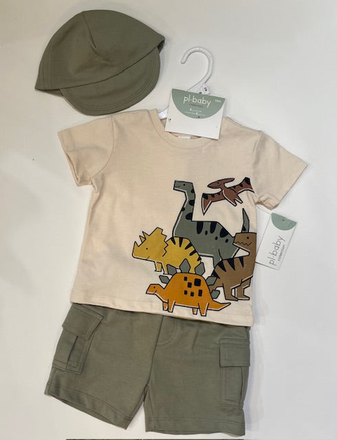Ensemble 3 pièces, Olive Dino comprend un t-shirt graphique, un short cargo et une casquette assortie.