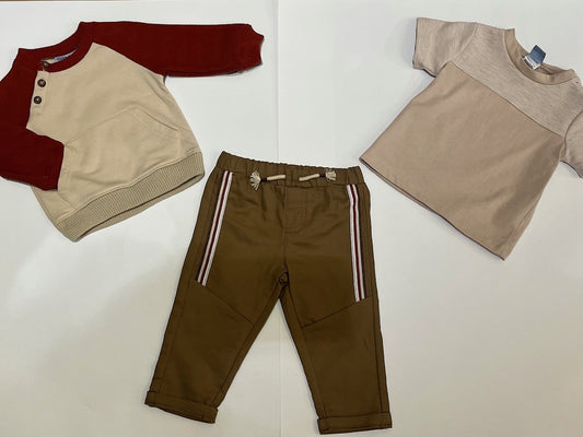 Ensemble 3 morceaux-chandail manche longue brique et le corp de couleur beige clair, t-shirt beige et chiné et pantalon camel.