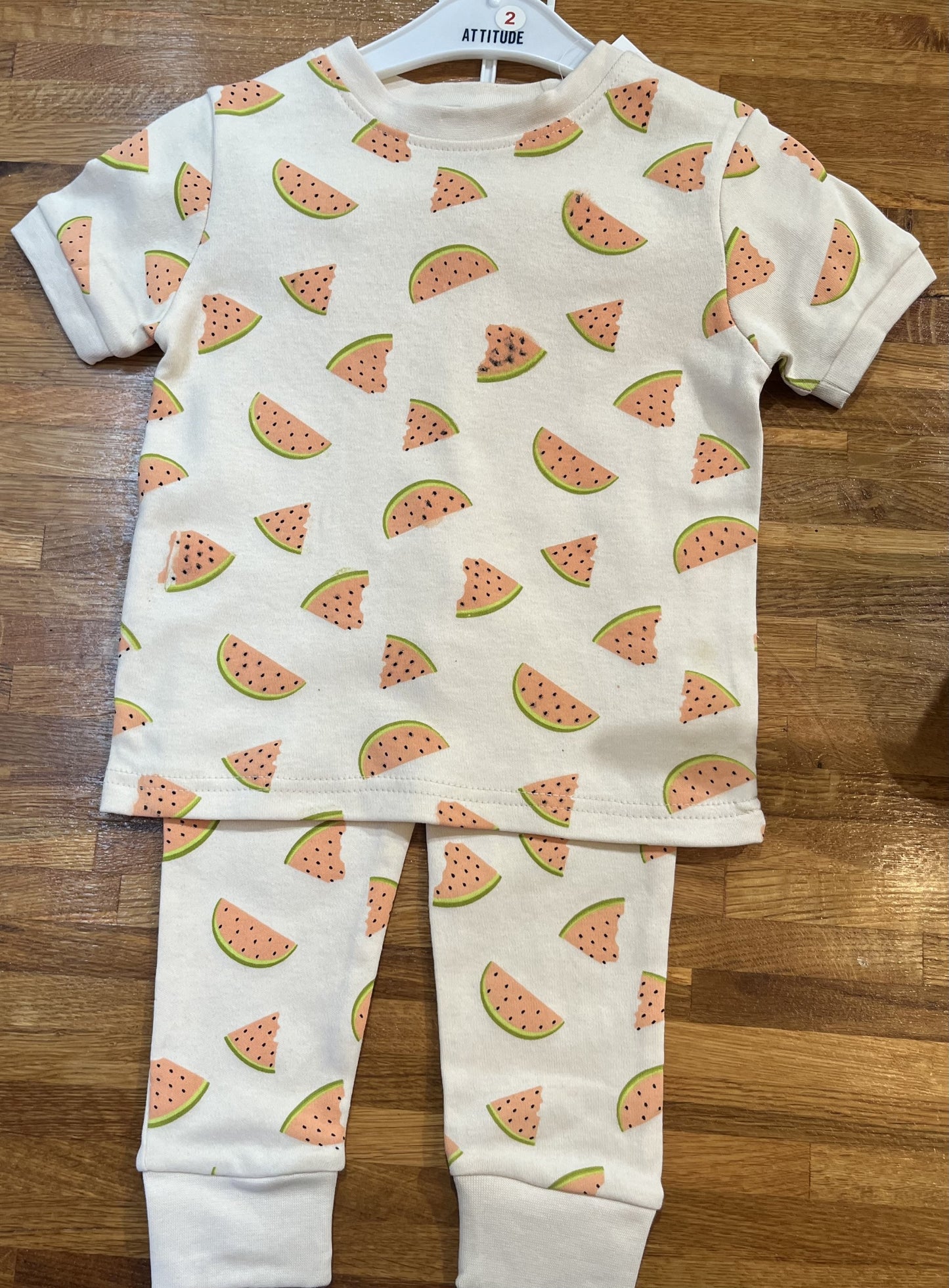 Pyjama a manche courte saumon ou rose pâle avec imprimé tranche de melon d'eau.