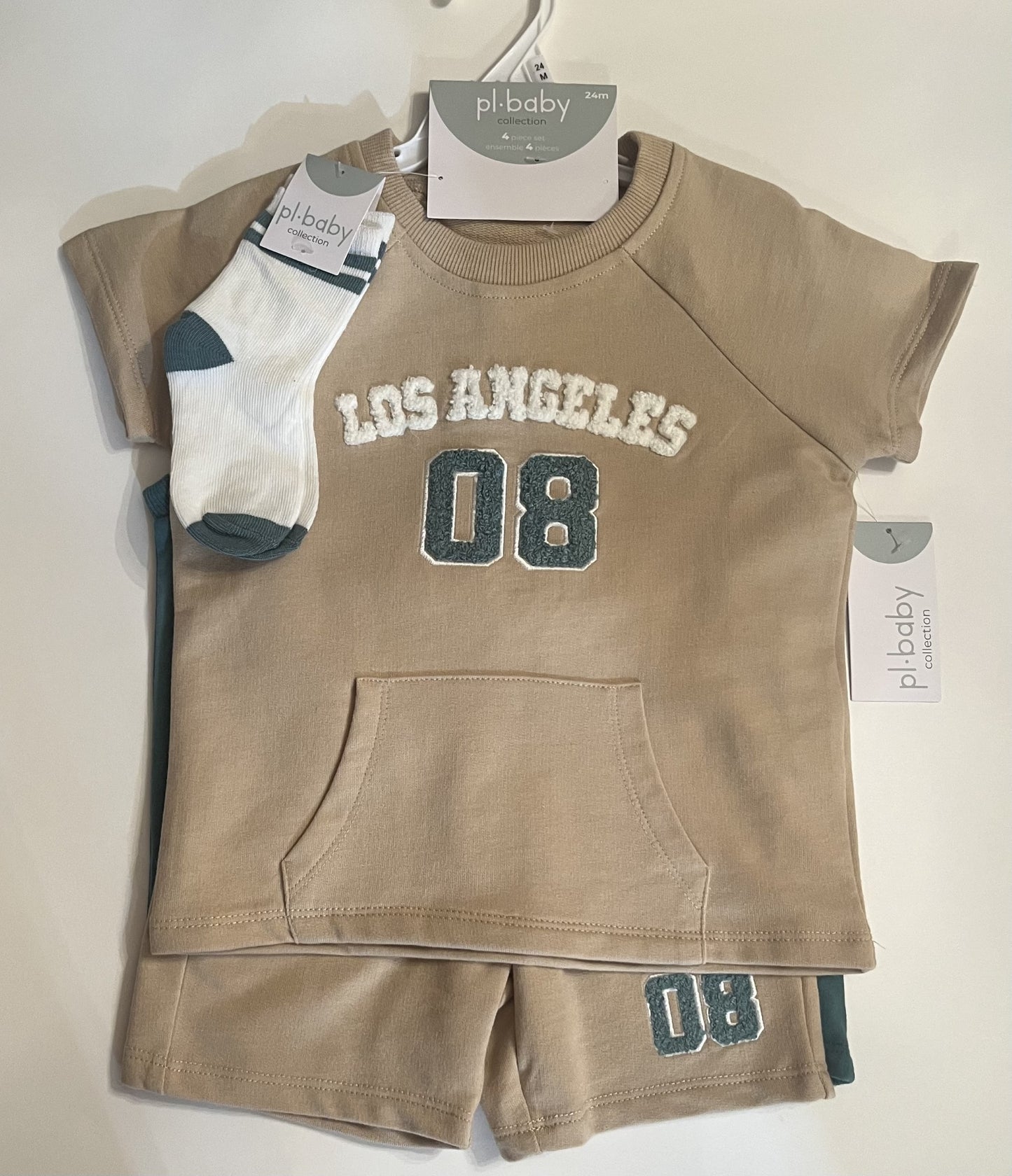 Ensemble 4 morceaux Vert foret, beige et blanc, chandail, camisole, short et bas.