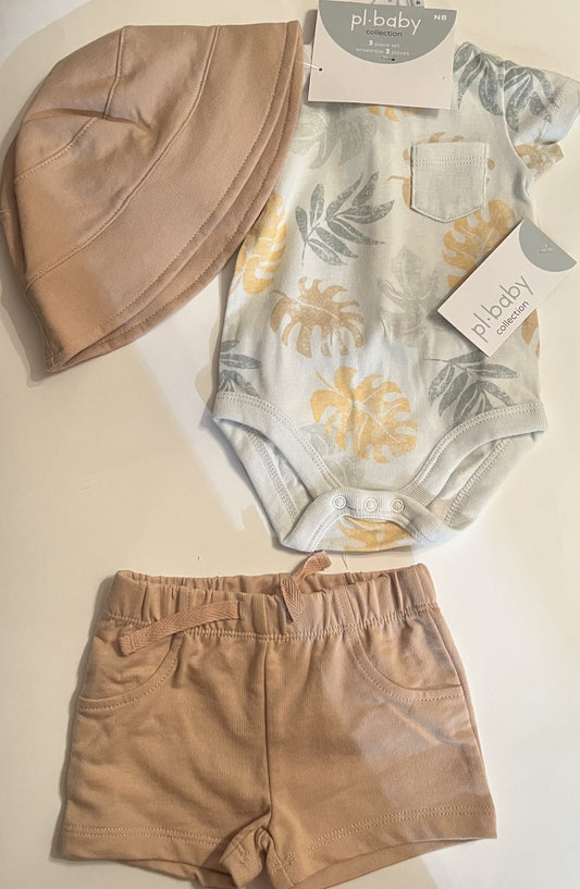 Ensemble 3 pièces beige, cache-couche imprimé de feuilles, short et chapeau unis.