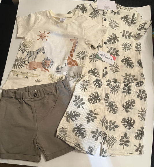 Ensemble quatre pièces assorties sur le thème du safari- chemise, chandail et 2 shorts.