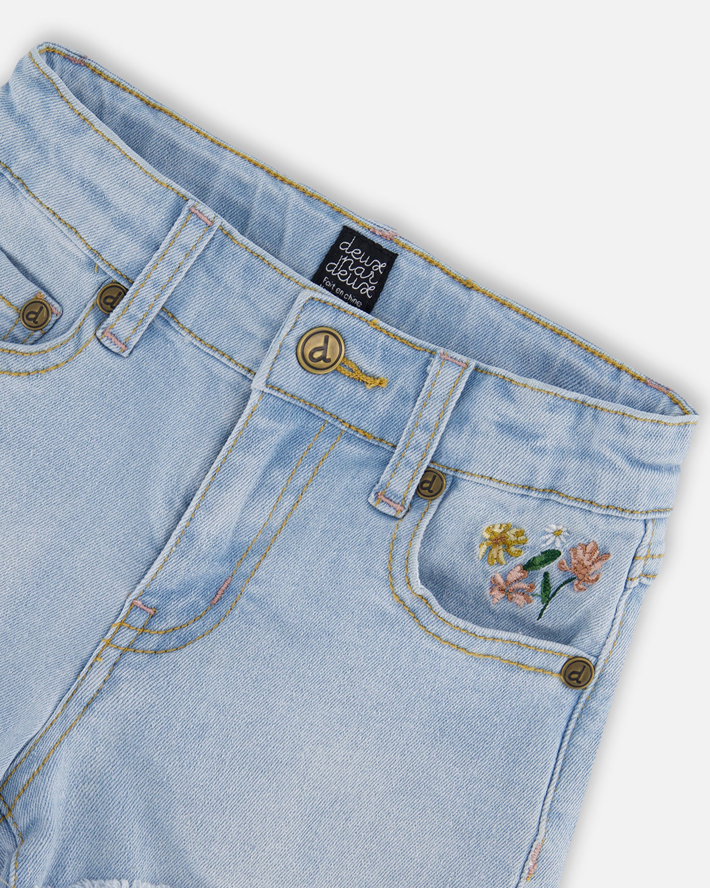 Short en jeans avec broderie denim bleu clair