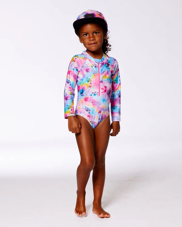 Rashguard à manches longues imprimé avec papillons sur fond multicolore