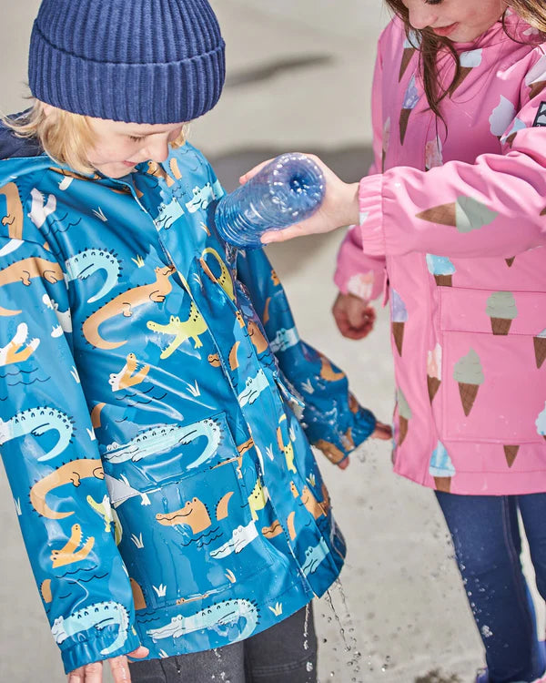 Imperméable bleu avec crocodiles qui changent de couleur au contact de l'eau