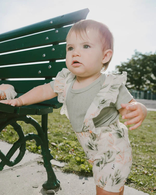 Ensemble cache-couche en pointelle et salopette courte en mousseline de coton vert et pêche imprimé cerfs