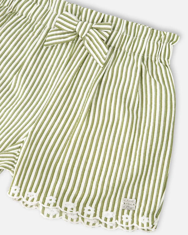 Short à rayures vertes et blanc cassé avec broderies