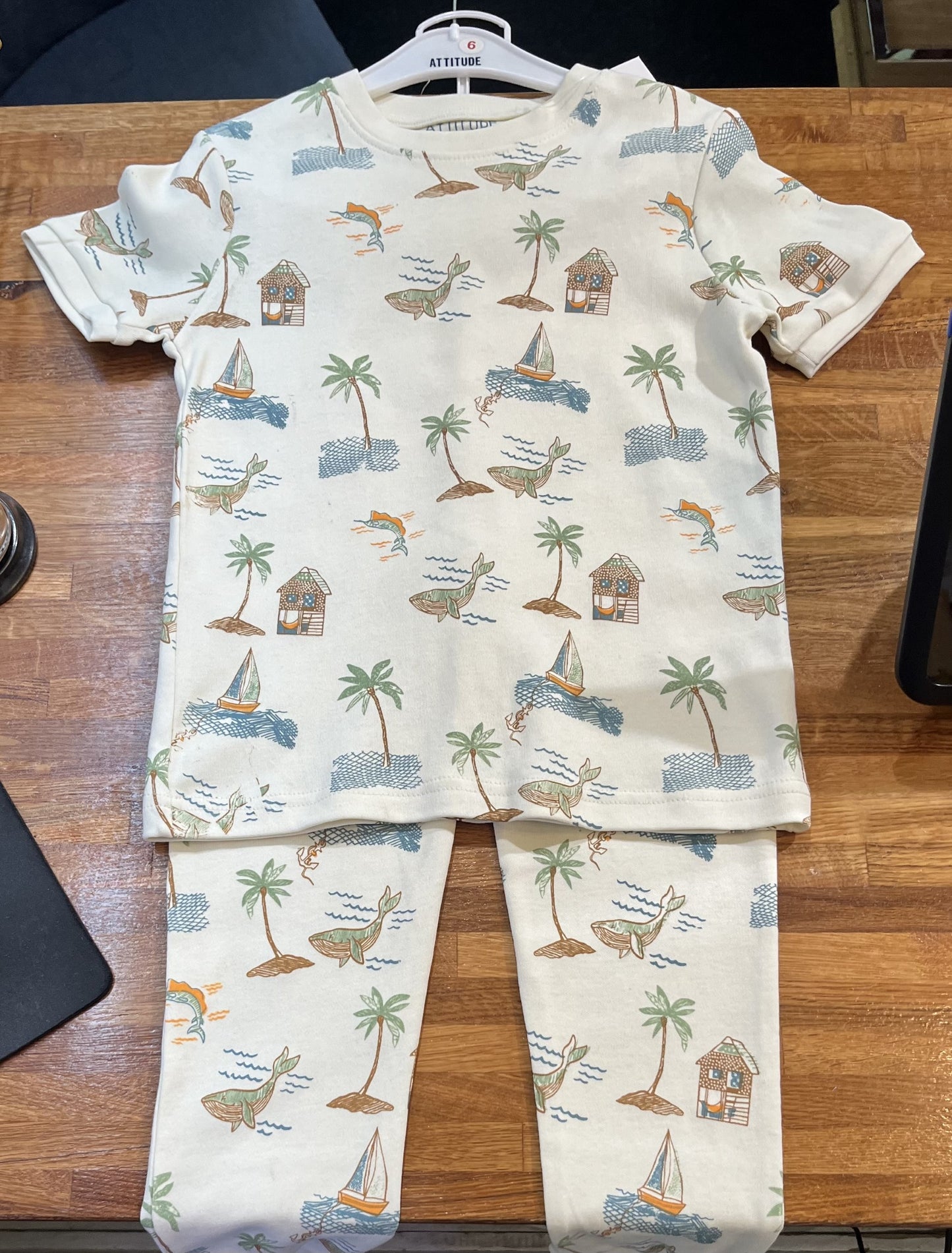 Pyjama écru amanche courte avec thème de plage avec baleines, voiliers et cabanes de plages