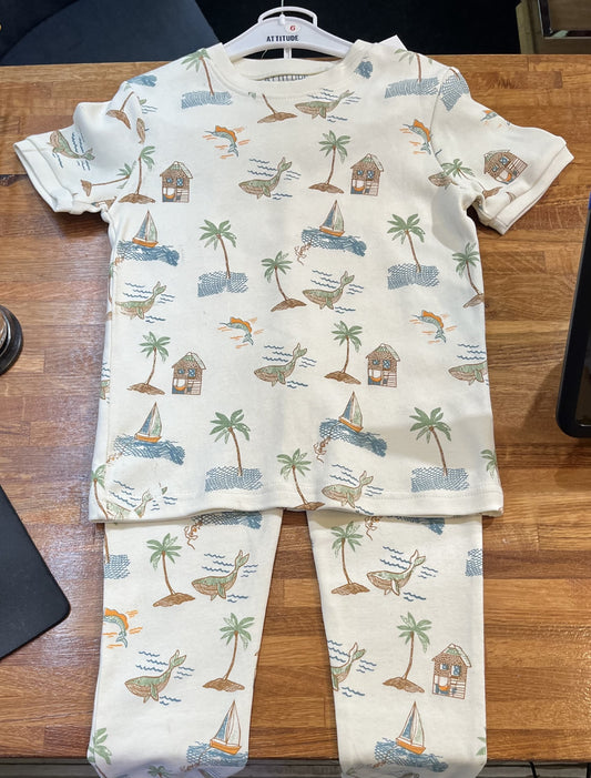 Pyjama écru amanche courte avec thème de plage avec baleines, voiliers et cabanes de plages