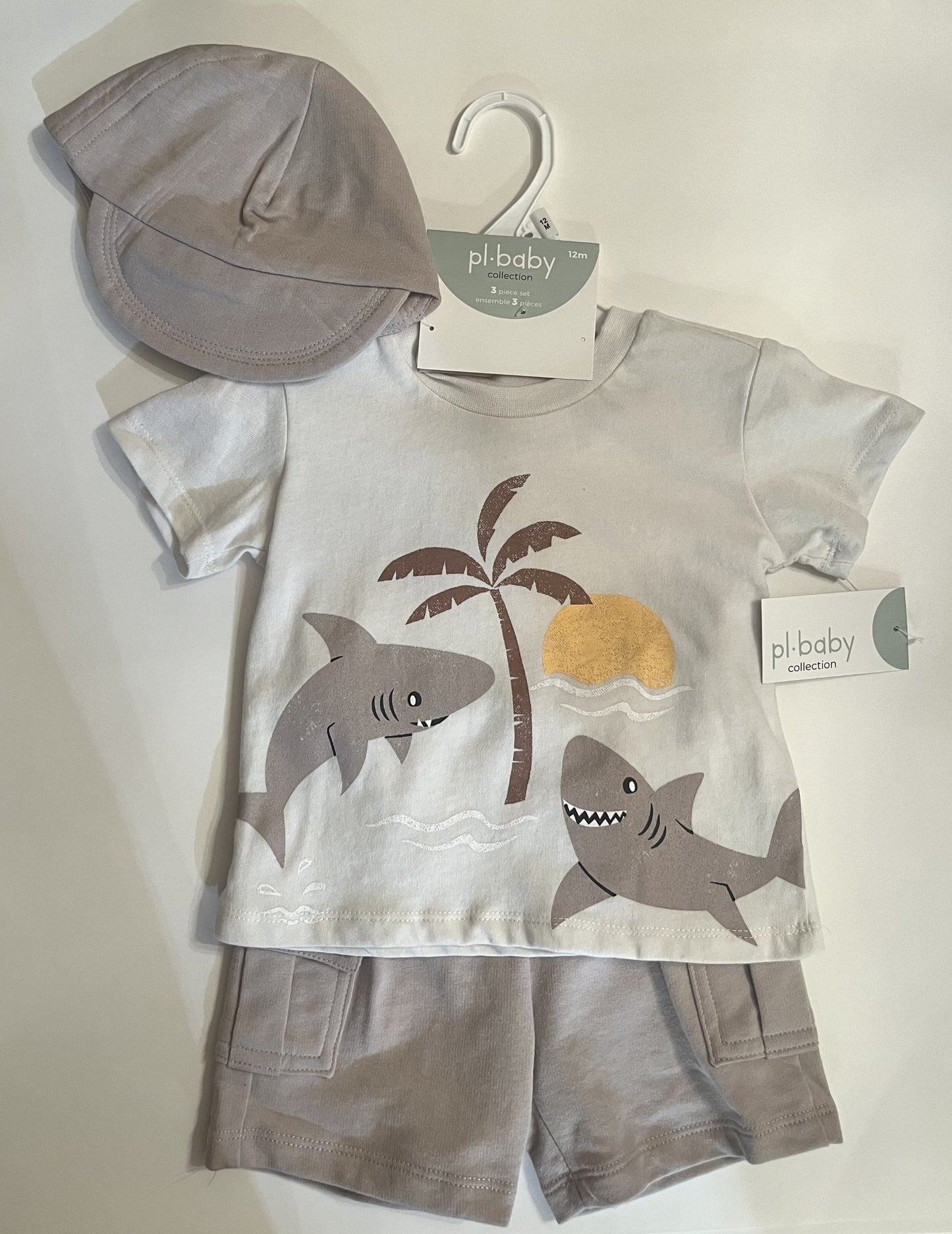 Ensemble pour bébé trois  pièces blanc cassé et beige/taupe,  t-shirt imprimé requins palmier et soleil