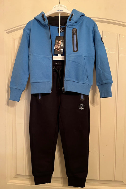 Ensemble jogging sport-veste bleu a capuche zippé et jogging noir.