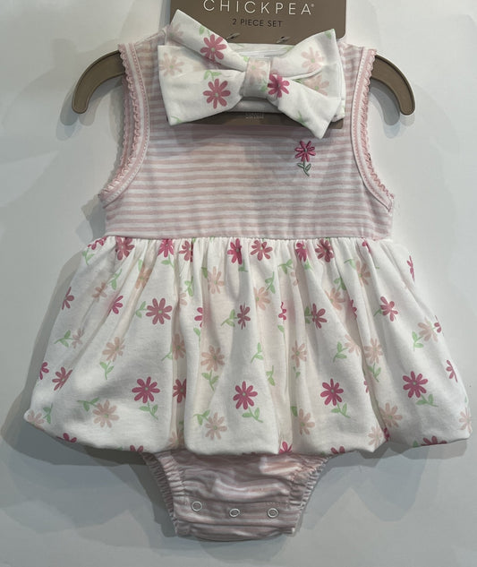 Robe cache couche rose et blanc avec bandeau assorti.