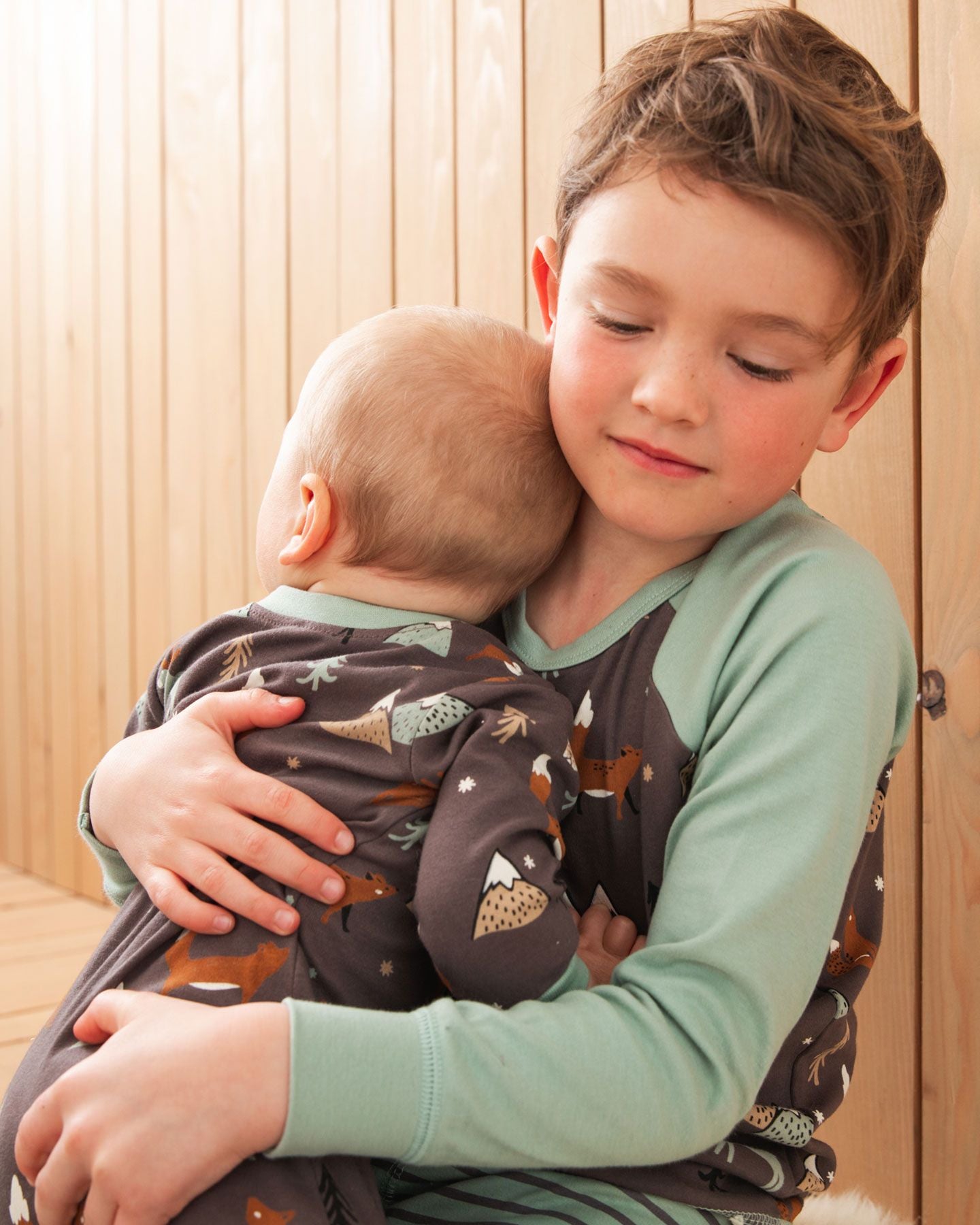 Pyjama une pièce en coton biologique gris foncé avec imprimé renards