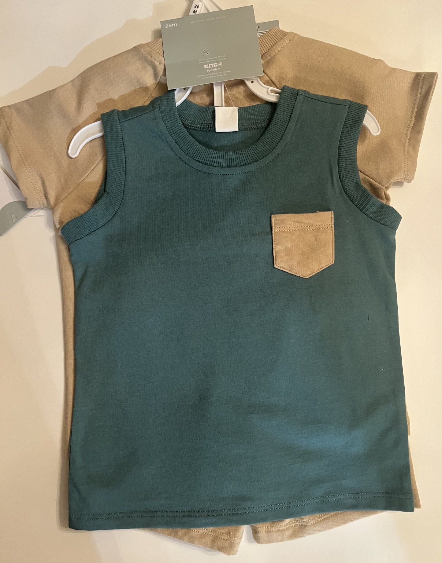 Ensemble 4 morceaux Vert foret, beige et blanc, chandail, camisole, short et bas.